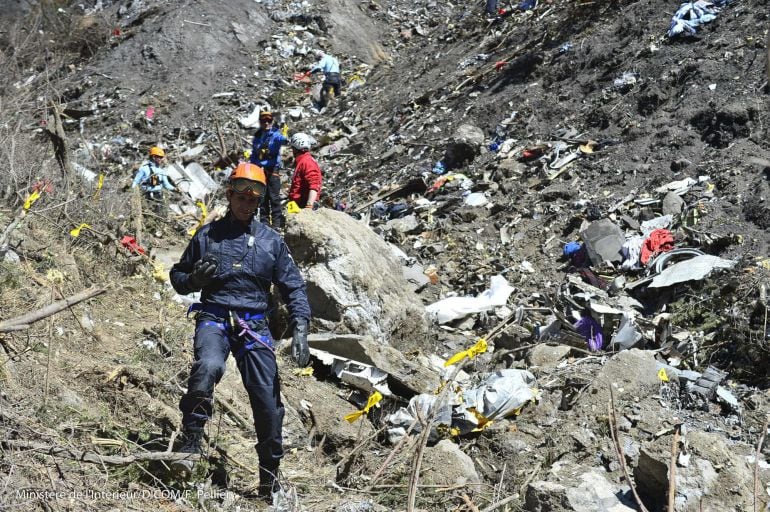 Profesionales franceses trabajando en el lugar del accidente de Germanwings