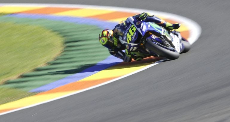 El piloto italiano del equipo Yamaha, Valentino Rossi, durante la segunda sesión de entrenamientos libres del Gran Premio de la Comunidad Valenciana