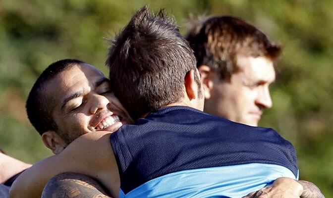 Alves abraza a Villa durante un entrenamiento