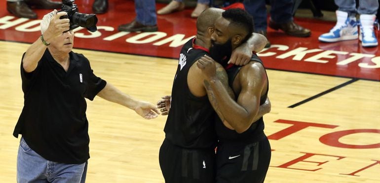 Harden se abraza con PJ Tucker