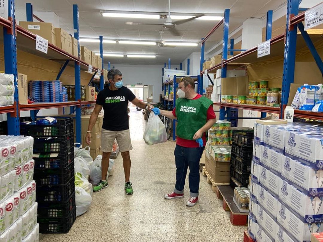 Voluntarios de Mallorca Sense Fam preparan las bolsas para los beneficiarios