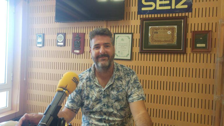 Omar Osuna, uno de los promotores del NSM, en los estudios de Radio Cádiz