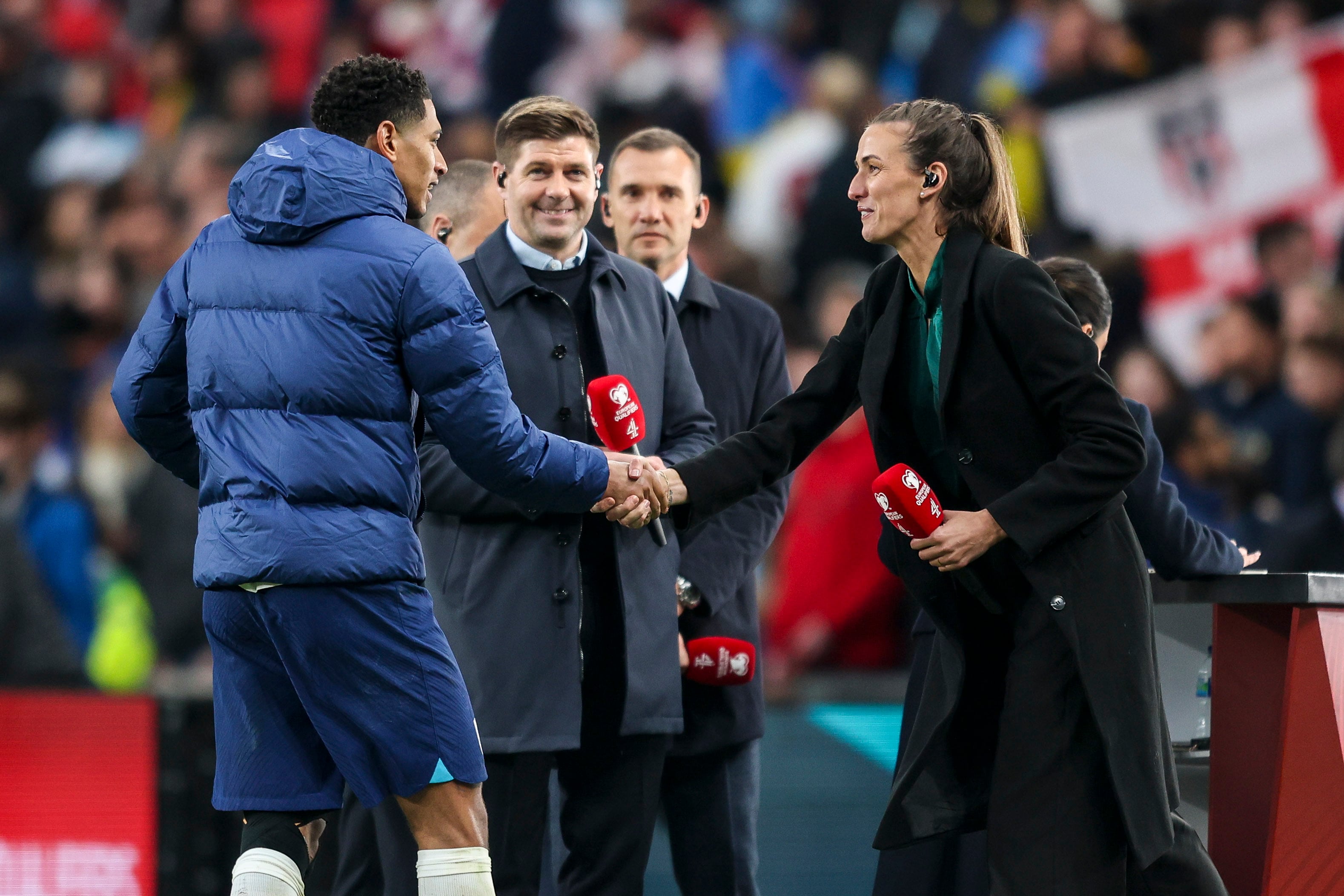 Jude Bellingham, junto a Steven Gerrard y Jill Scott, tras el Inglaterra 2-0 Ucrania.