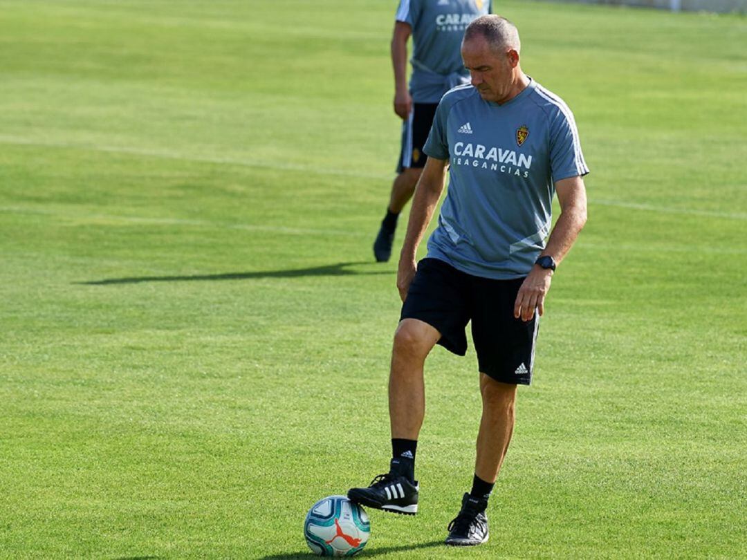 Victor Fernández pensativo en un entrenamiento