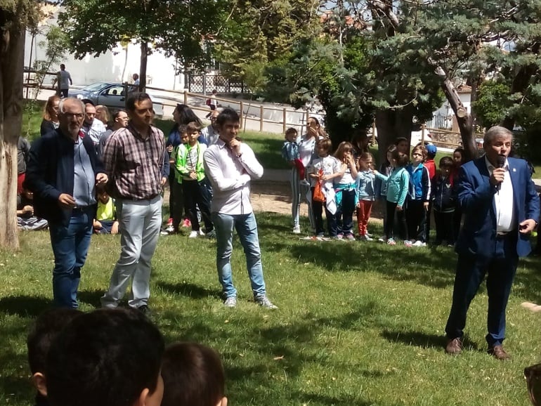 El delegado de medio ambiente interviene ante los presentes, entre ellos, representantes políticos locales