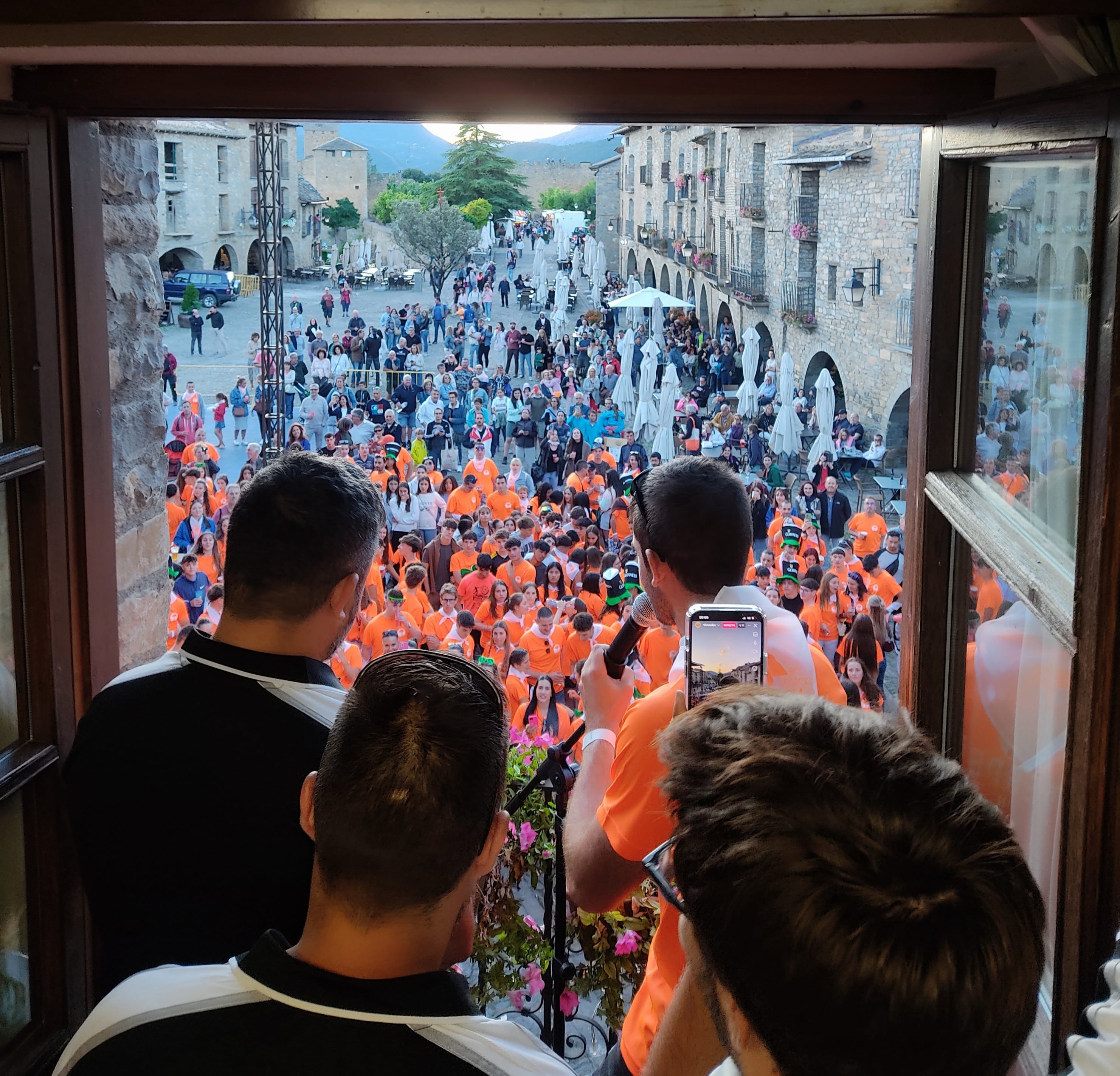 Luis Lascorz y Rubén Arcas asomados al balcón del ayuntamiento