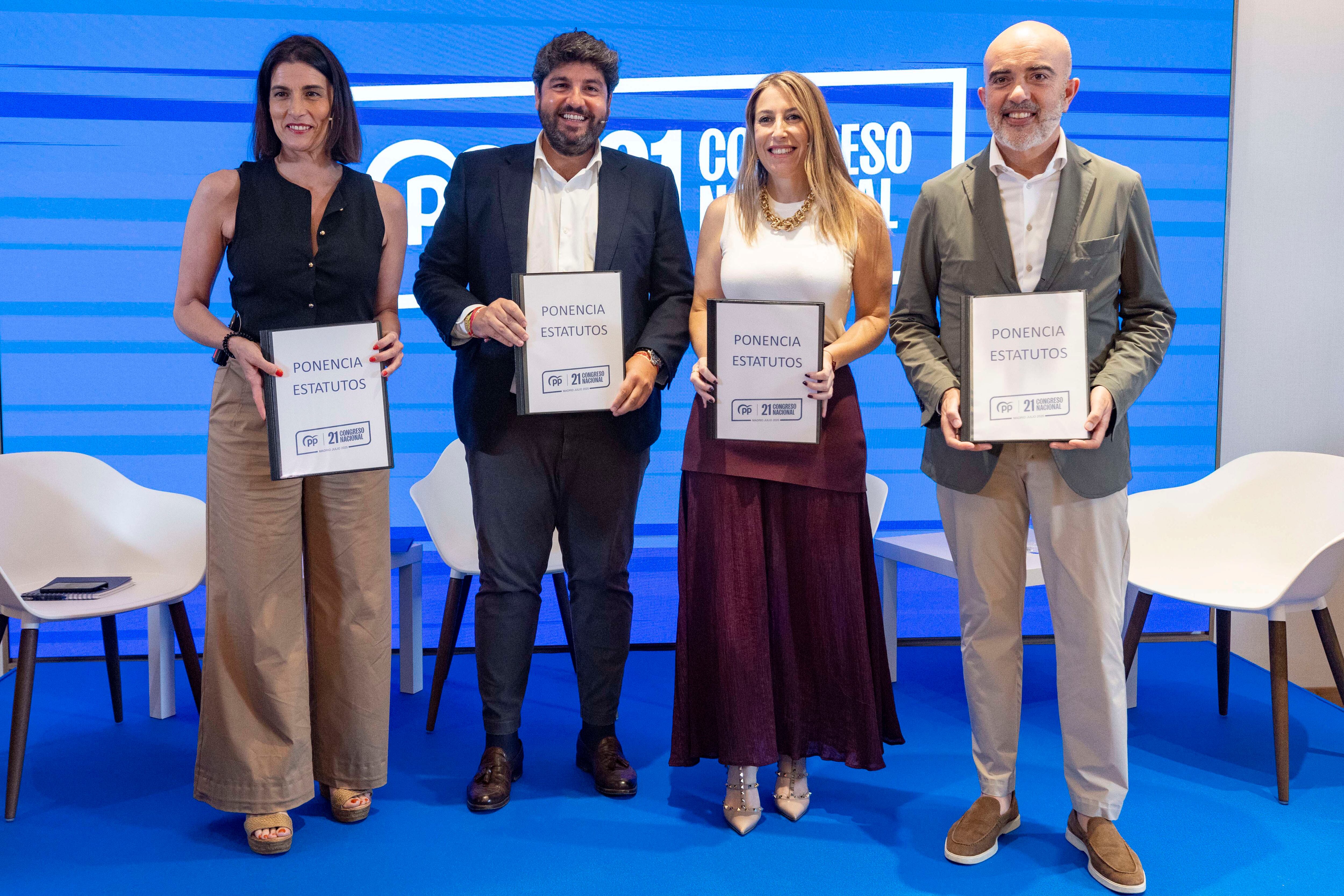 MURCIA (ESPAÑA), 18/06/202 5.- El presidente de la Región de Murcia, Fernando López Miras (2i), la presidenta de la Junta de Extremadura, María Guardiola (2d), la alcaldesa de Santander, Gema Igual (i) y el portavoz del PP en el Ayuntamiento de Barcelona, Dani Sirera (d), momentos antes de presentar la Ponencia de Estatutos del Partido Popular en un acto que se ha celebrado este miércoles en Murcia. EFE/Marcial Guillén