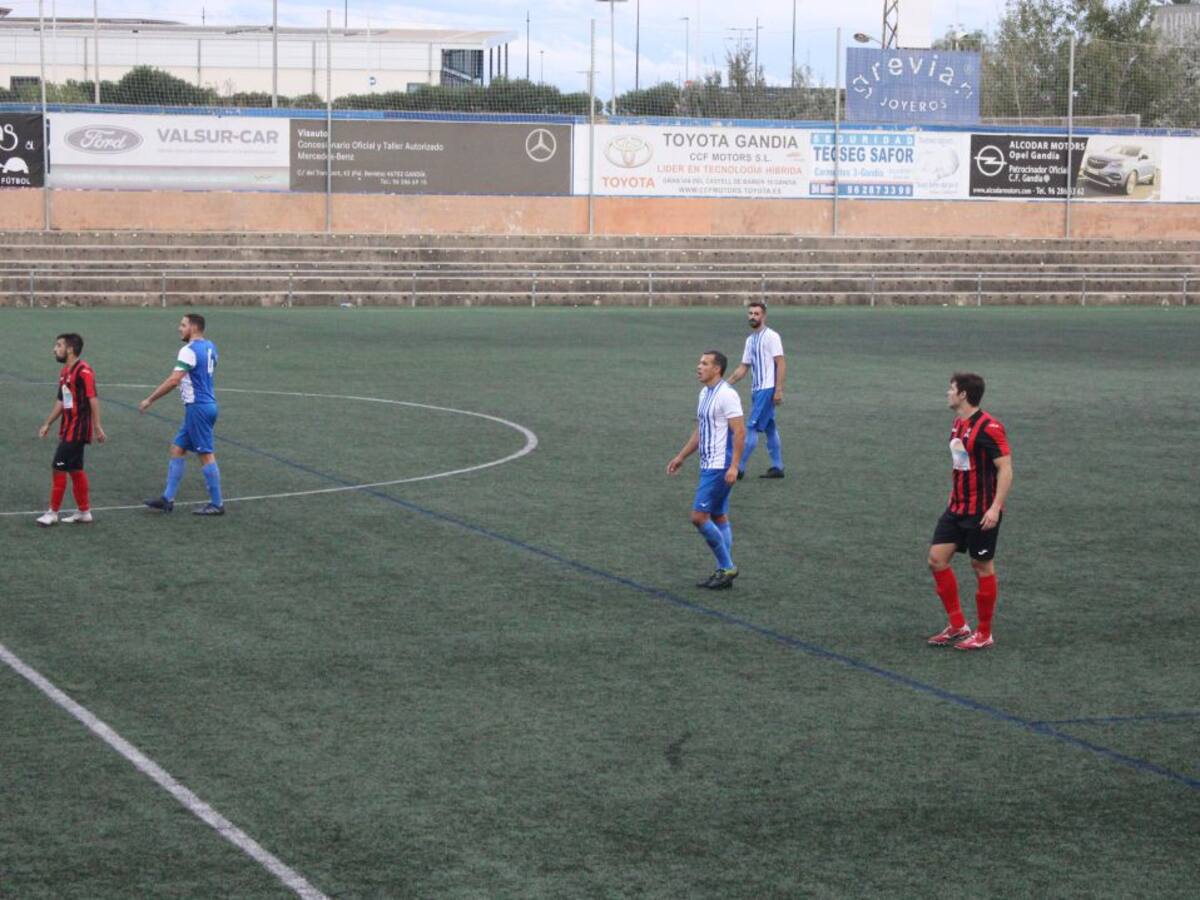 El CF Gandia recupera el liderato de la primera regional tras el empate del Oliva