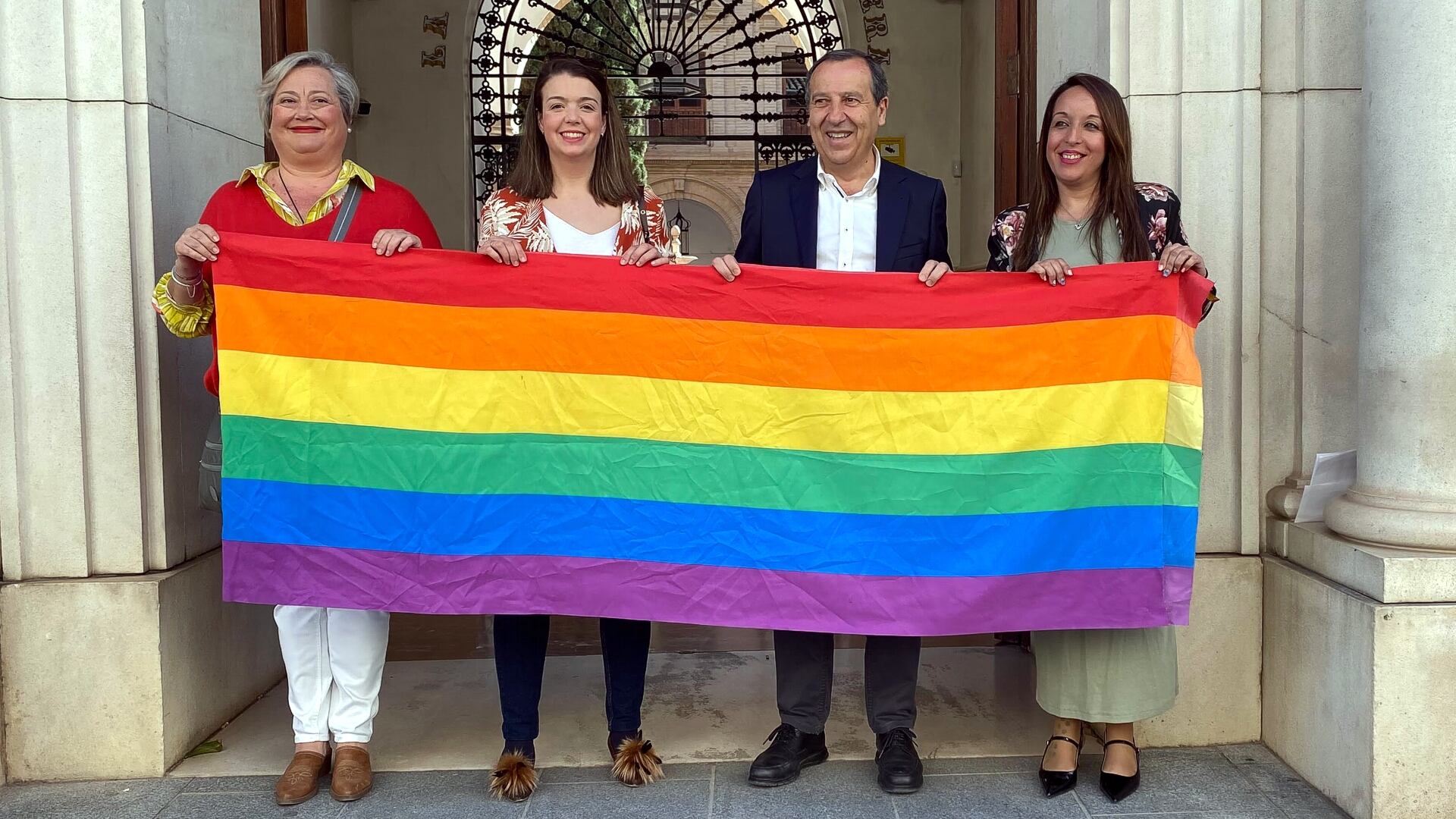 Responsables del PSOE de Antequera con la bandera arcoíris a las puertas del Ayuntamiento
