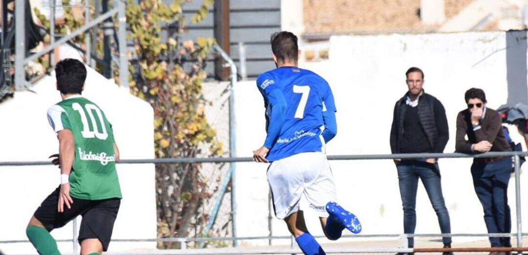 Un futbolista del Linares Deportivo conduce el balón en la última salida de los linarenses en el campo del Huétor Vega.