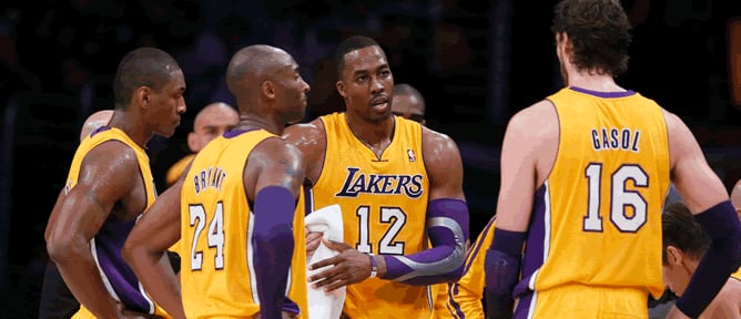 Los jugadores titulares de Los Ángeles Lakers, durante una pausa del partido