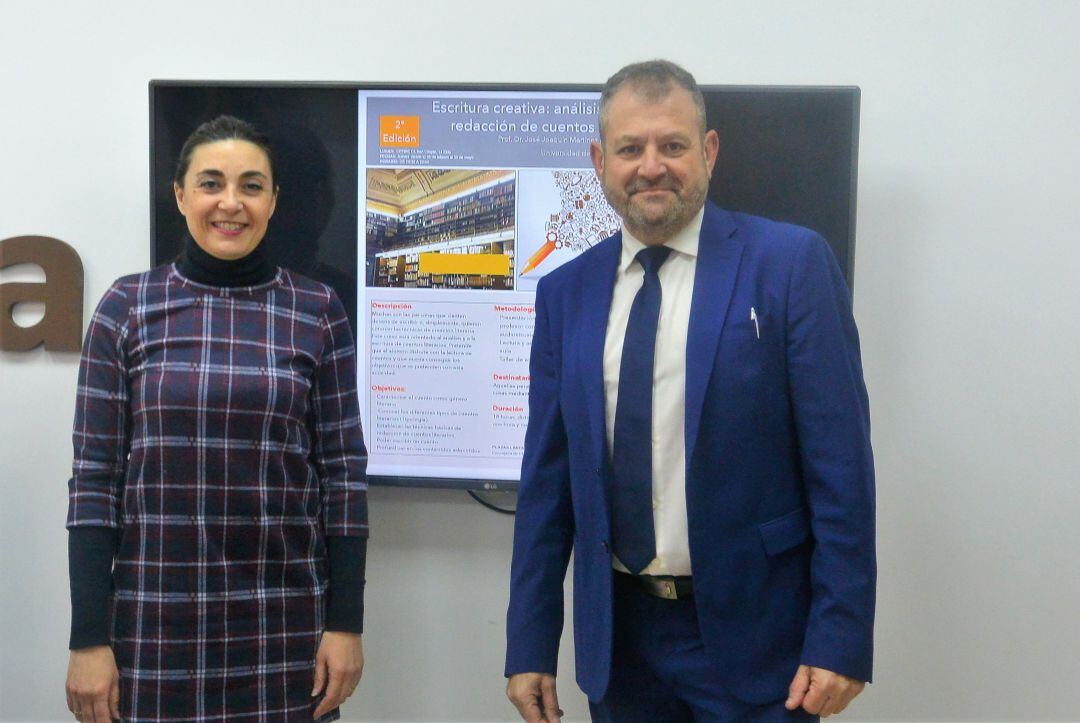 La edil de Cultura de Elda junto con el representante de la Universidad de Alicante 