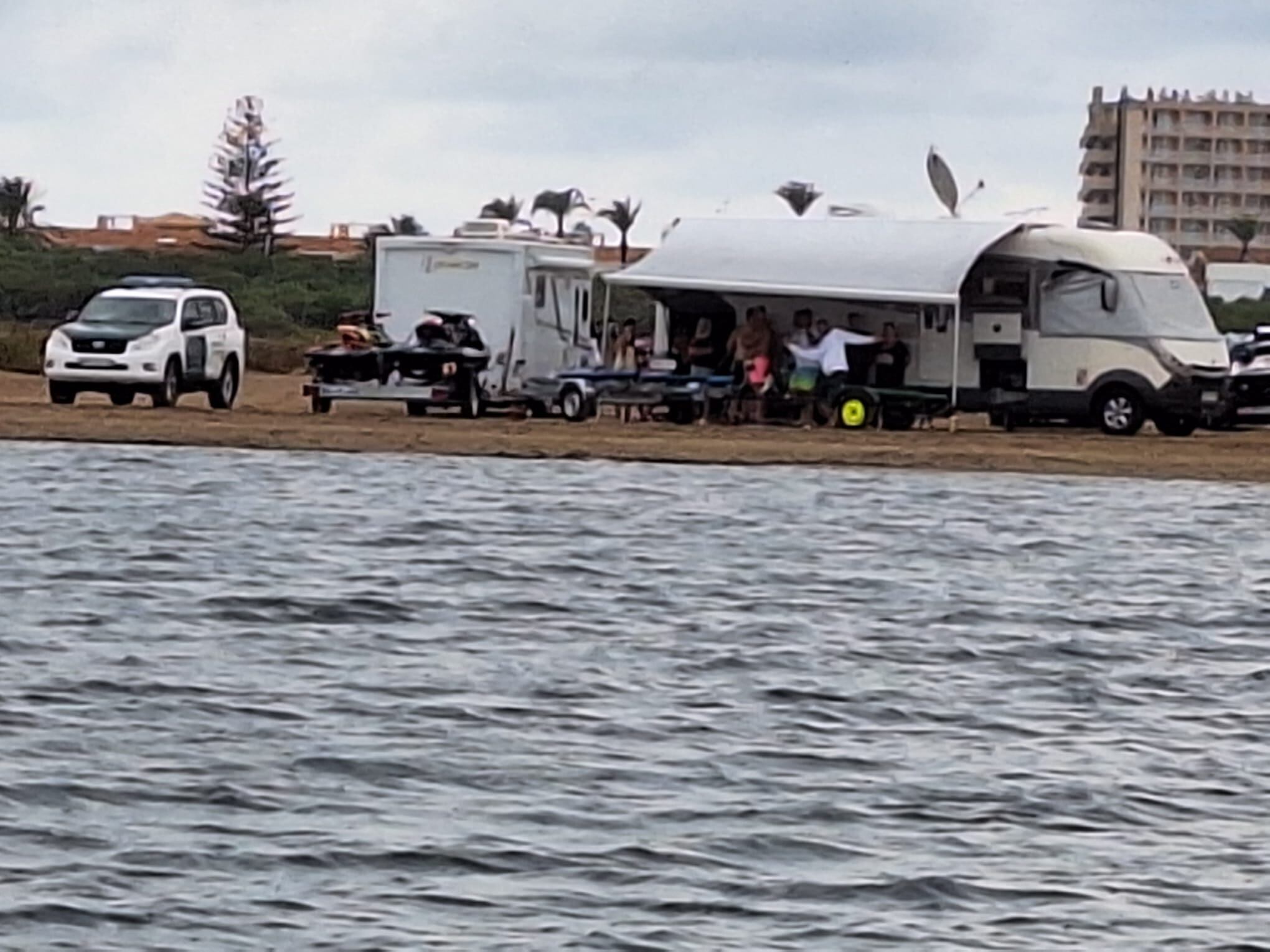Suspenden una concentración de motos acuáticas y una acampada ilegal en el Mar Menor