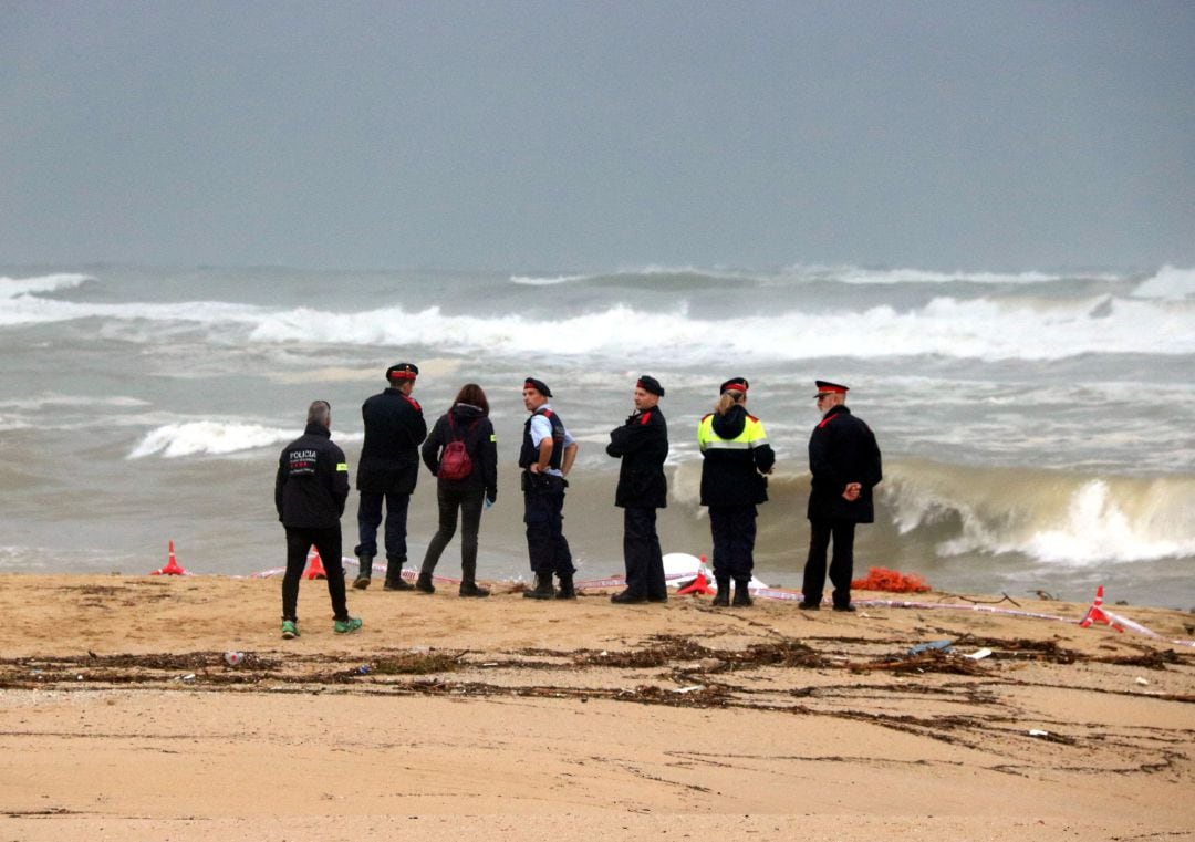 Imagen de los Mossos en la playa de Caldes d'Estrac.