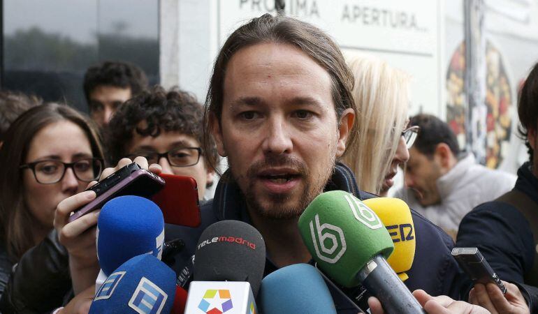 El líder de Podemos Pablo Iglesias, atendiendo a los medios.