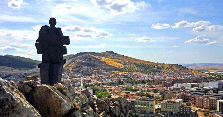 Puertollano, con el monumento al Minero en el primer plano