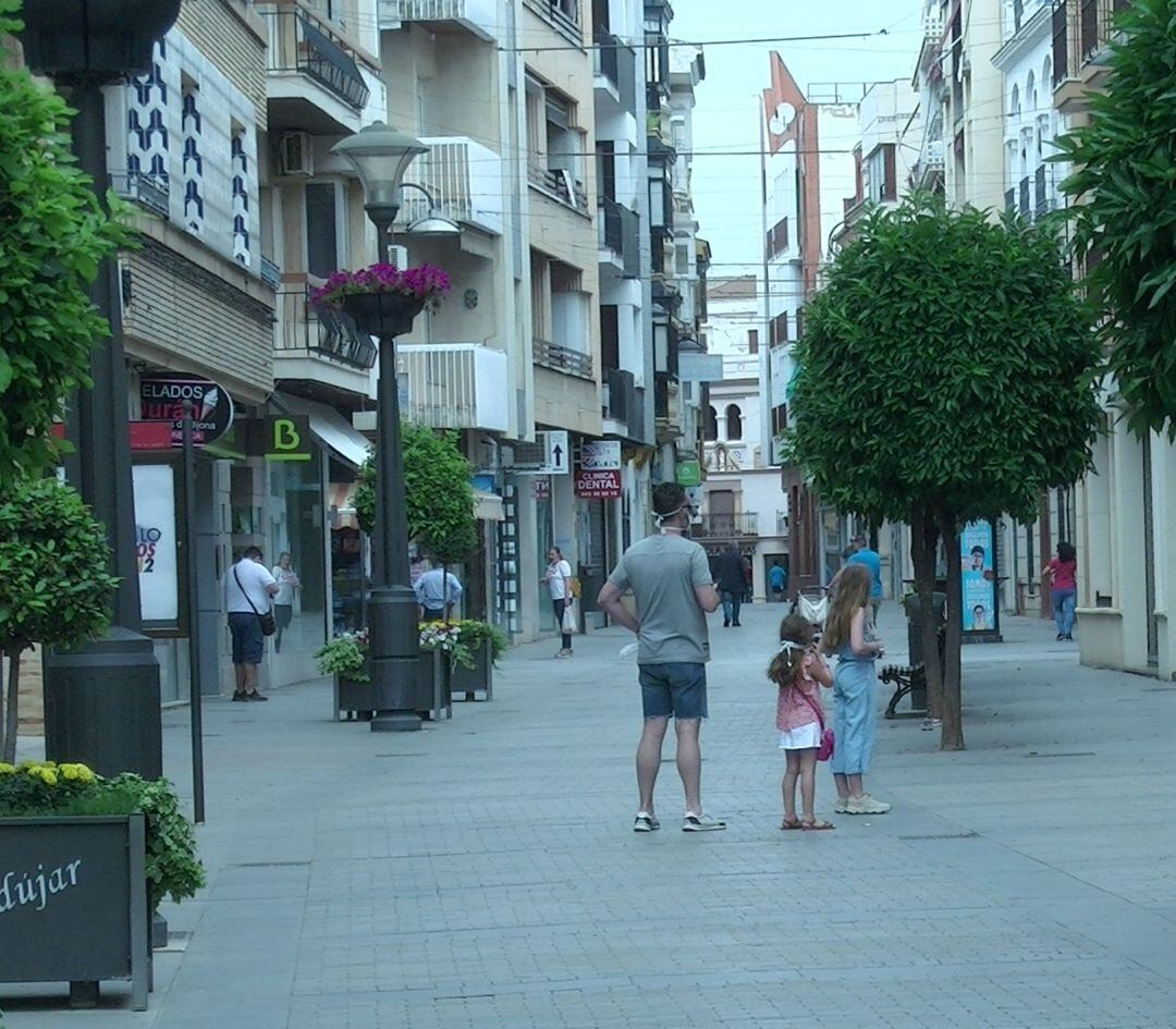 Se autoriza a los comercios el uso de la vía pública los viernes y sábados para impulsar su actividad. 
 