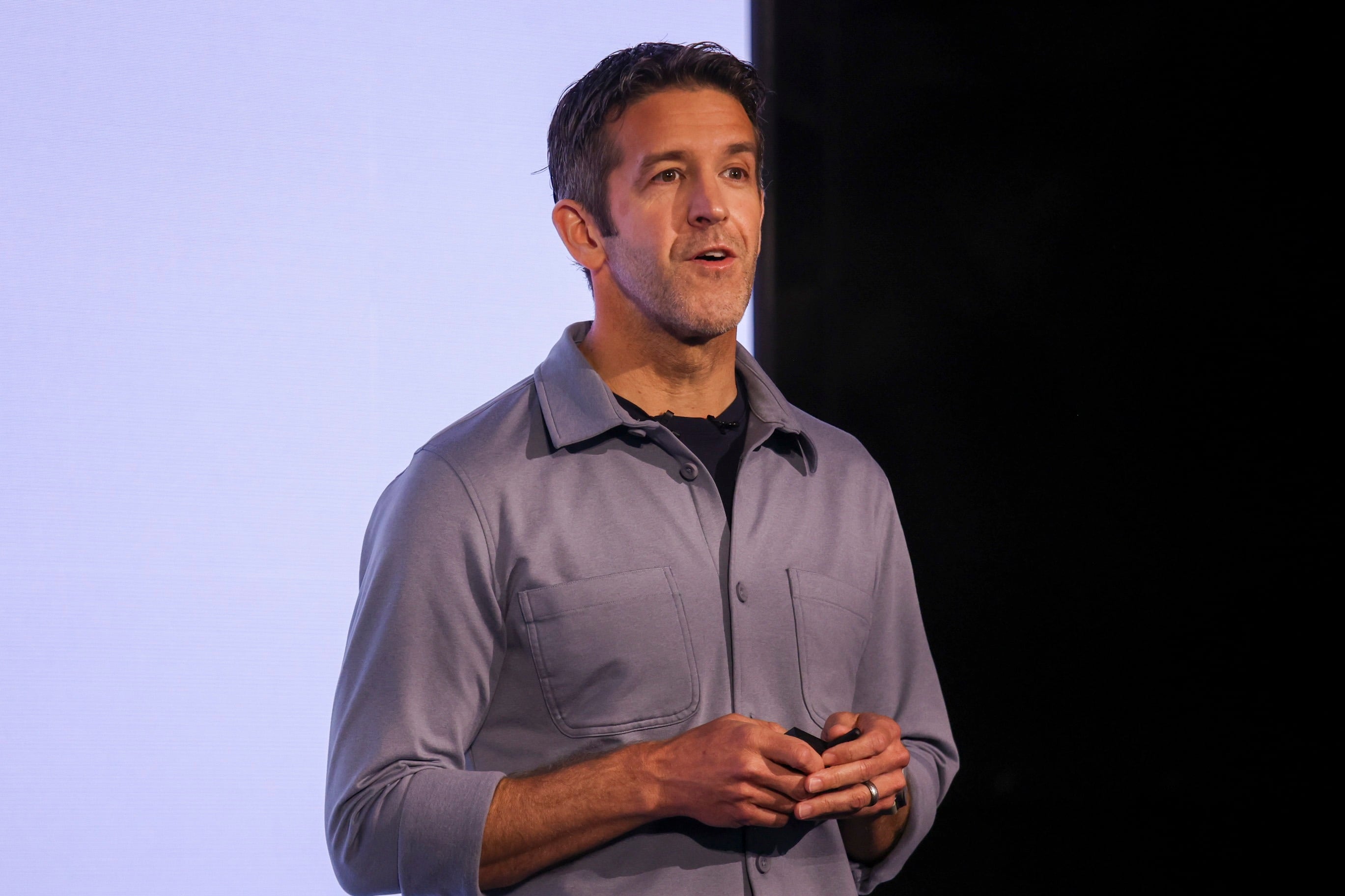 El nuevo CEO de Apple, John Ternus, en una presentación de la marca tecnológica