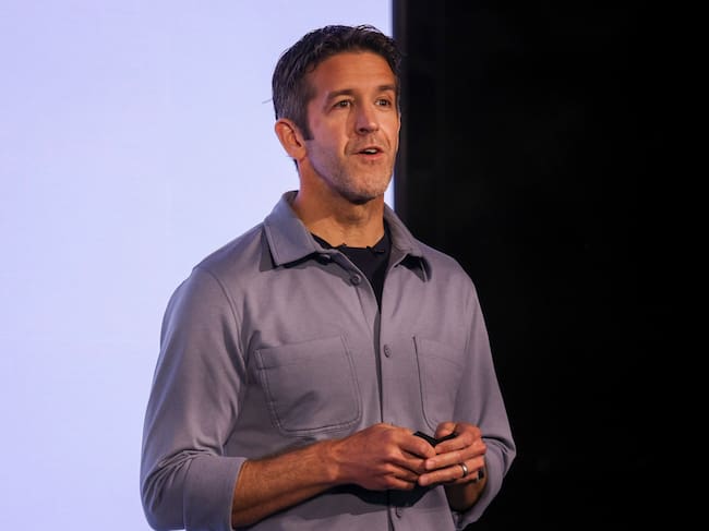 El nuevo CEO de Apple, John Ternus, en una presentación de la marca tecnológica