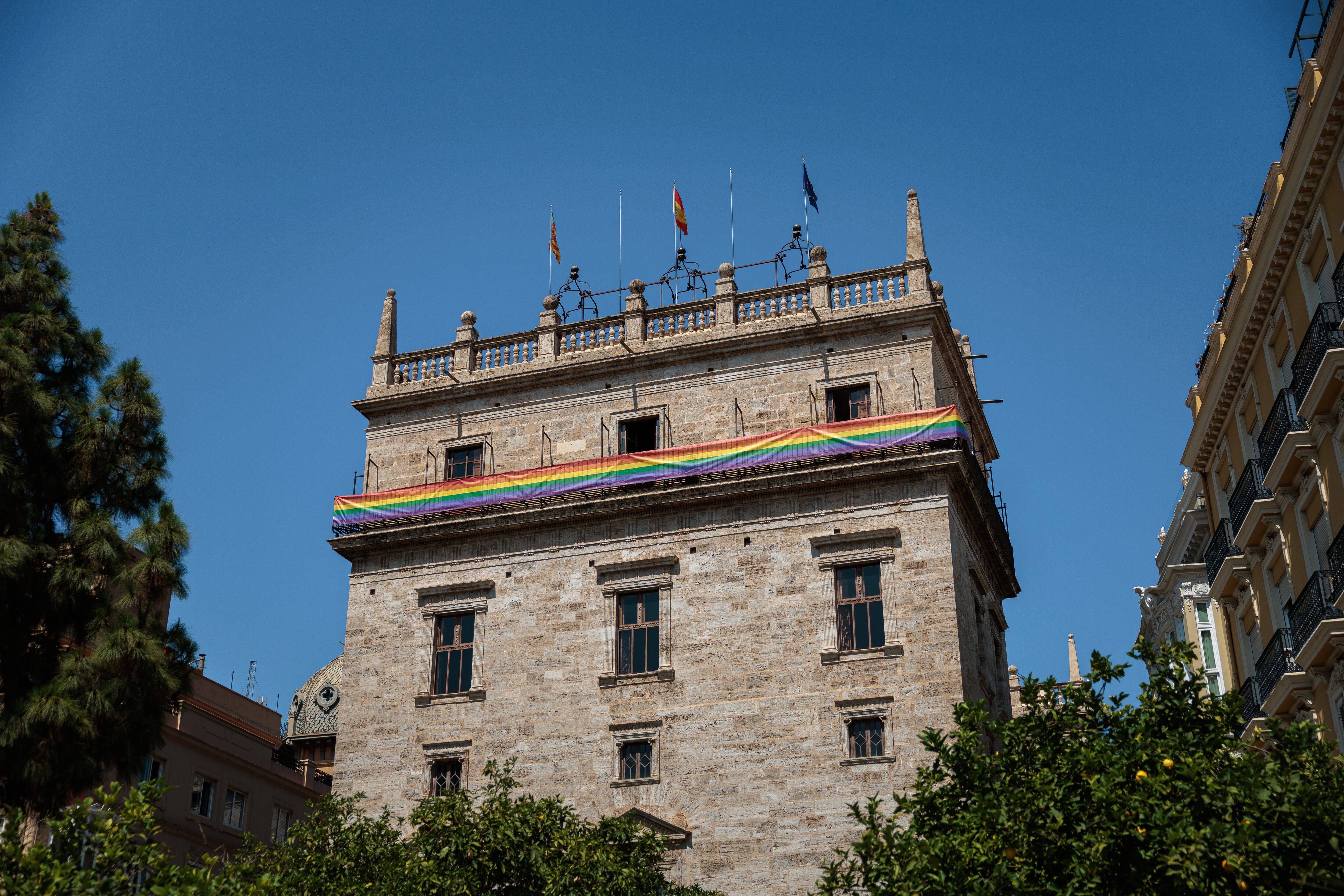 GRAFCVA4226. VALENCIA, 23/06/2023.- El Palau de la Generalitat Valenciana exhibe en uno de sus balcones la bandera arcoíris colocada con motivo de la conmemoración del Día del Orgullo LGTBI,.EFE/ Biel Aliño
