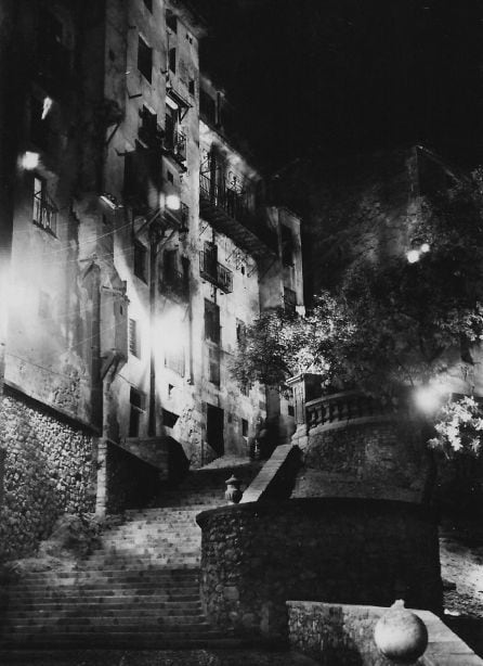 Imagen nocturna del barrio conquense de San Miguel.