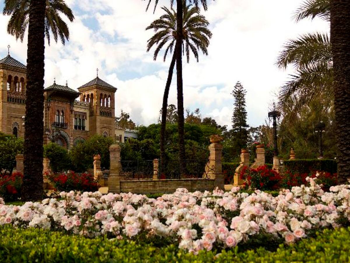El Ayuntamiento promoverá que la Plaza de España y el Parque de María Luisa sean espacios libres de humo