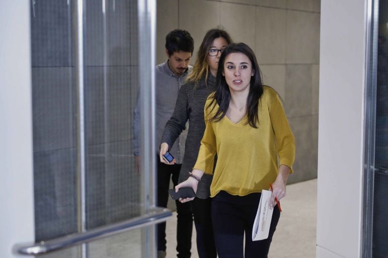 La portavoz de Podemos, Irene Montero, a su llegada a la rueda de prensa que ha ofrecido para informar acerca de los presupuestos generales del Estado 2018