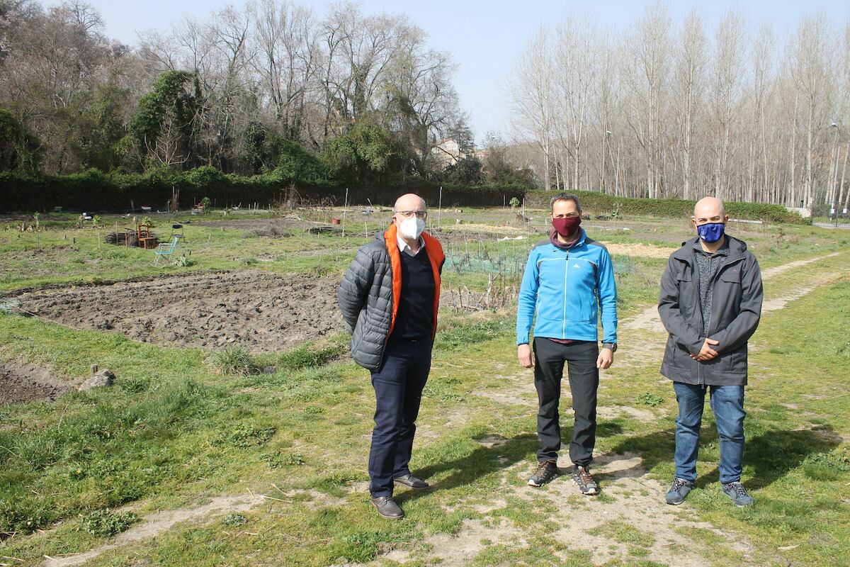 Ángel Galindo (izq.) junto a colaboradores del ciclo de talleres de horticultura ecológica en los huertos municipales