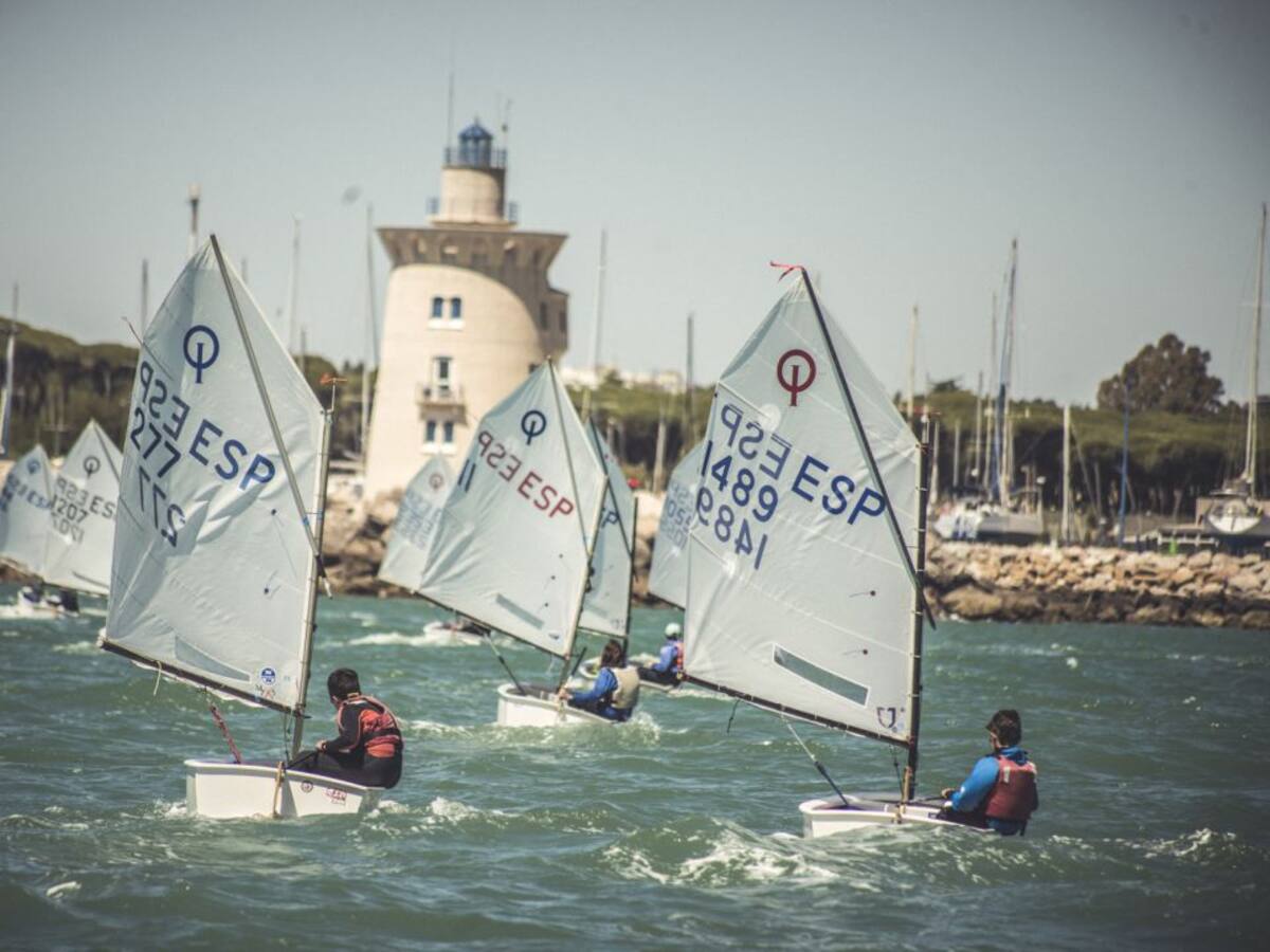 Más de 200 niños regatistas disputan del 15 al 18 de mayola Copa de España de Optimist