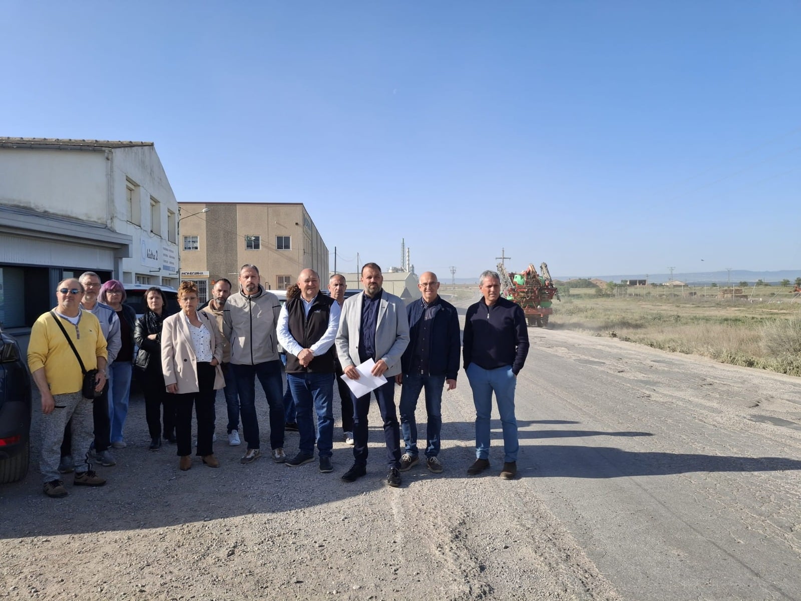 Responsables políticos y empresariales en la concentración en protesta por el estado de las carreteras de Monegros