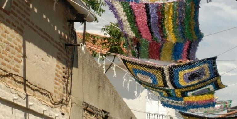 Toldos confeccionados con bolsas de plástico para combatir las altas temperaturas en la localidad toledana de Los Cerralbos 