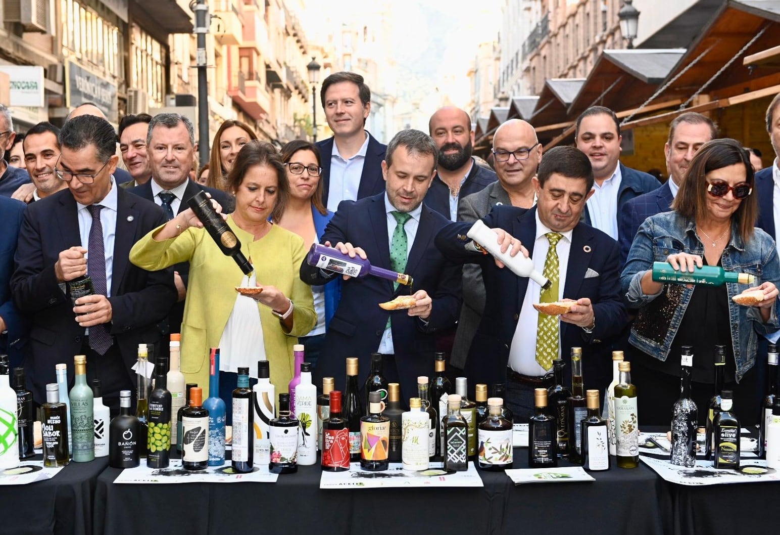 De izquierda a derecha, Abdellatif Ghedira, director ejecutivo del COI; la consejera de Salud y Consumo, Catalina García; el alcalde de Jaén, Julio Millán; el presidente de la Diputación, Francisco Reyes, y la pregonera de la Fiesta, Àngels Barceló.