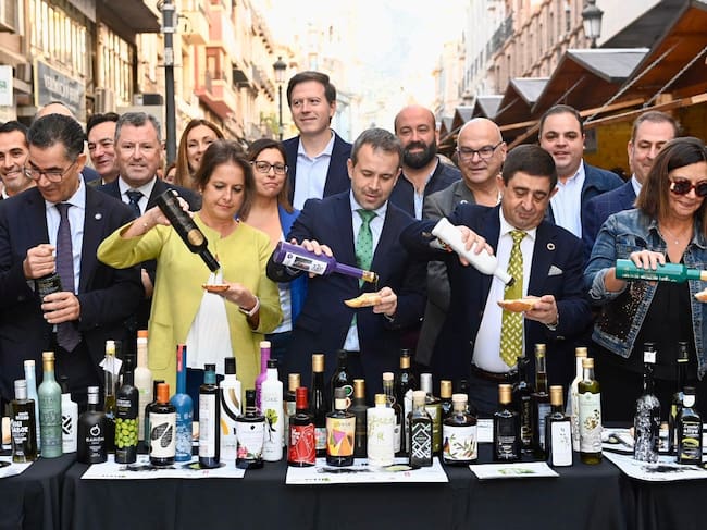 De izquierda a derecha, Abdellatif Ghedira, director ejecutivo del COI; la consejera de Salud y Consumo, Catalina García; el alcalde de Jaén, Julio Millán; el presidente de la Diputación, Francisco Reyes, y la pregonera de la Fiesta, Àngels Barceló.