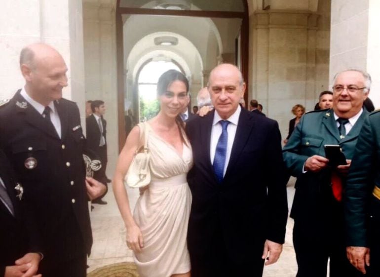 El ministro del Interior, Jorge Fernández Díaz, se fotografió durante la recepcion con varias autoriadades como la diputada provincial de Ciudadanos