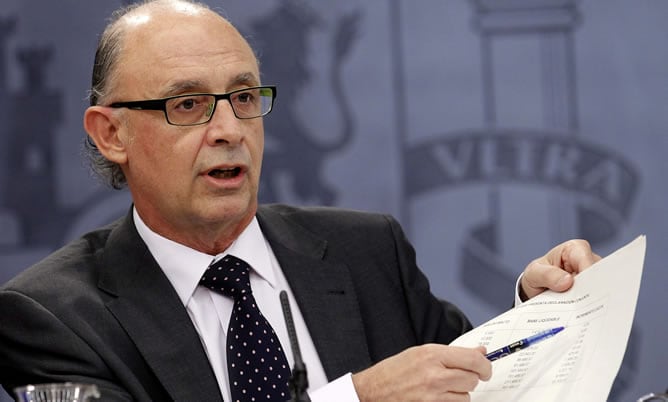 El ministro de Hacienda, Cristóbal Montoro, durante la rueda de prensa posterior al Consejo de Ministros que ha aprobado un primer recorte de gasto de 8.900 millones de euros, a través de un acuerdo de no disponibilidad de crédito que limitará el presupuestos de los diferentes ministerios durante el primer trimestre del año, a la espera de que se elaboren los Presupuestos Generales del Estado