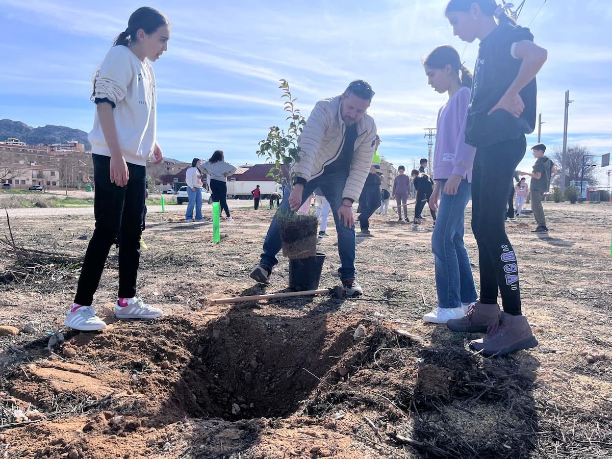 Más de 85 escolares celebran el Día del Árbol con la plantación de 200 ejemplares