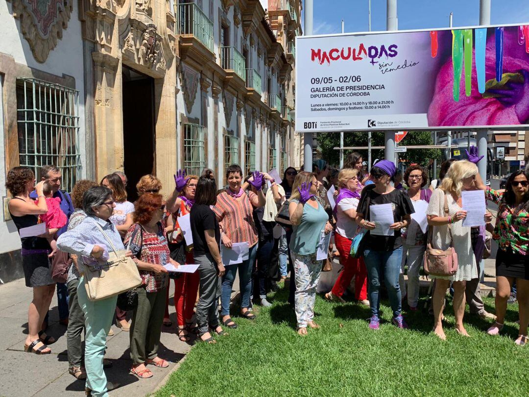 Mujeres bajo el lema 'Yo soy Maculada', en la Diputación hoy.