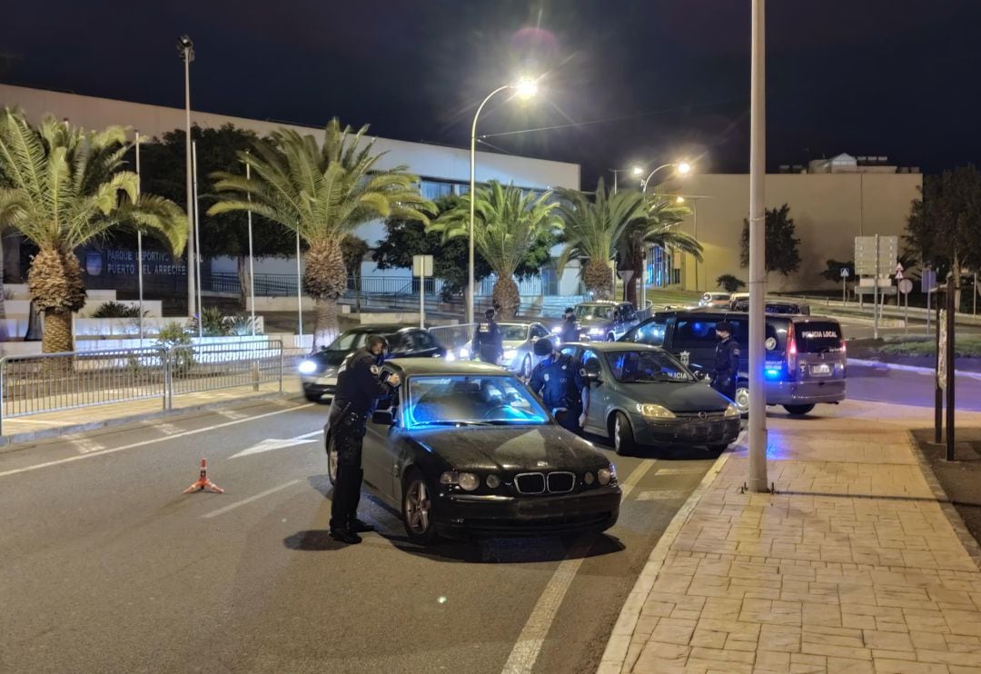 Imagen de archivo de agentes de la Policía Local de Arrecife en un control.