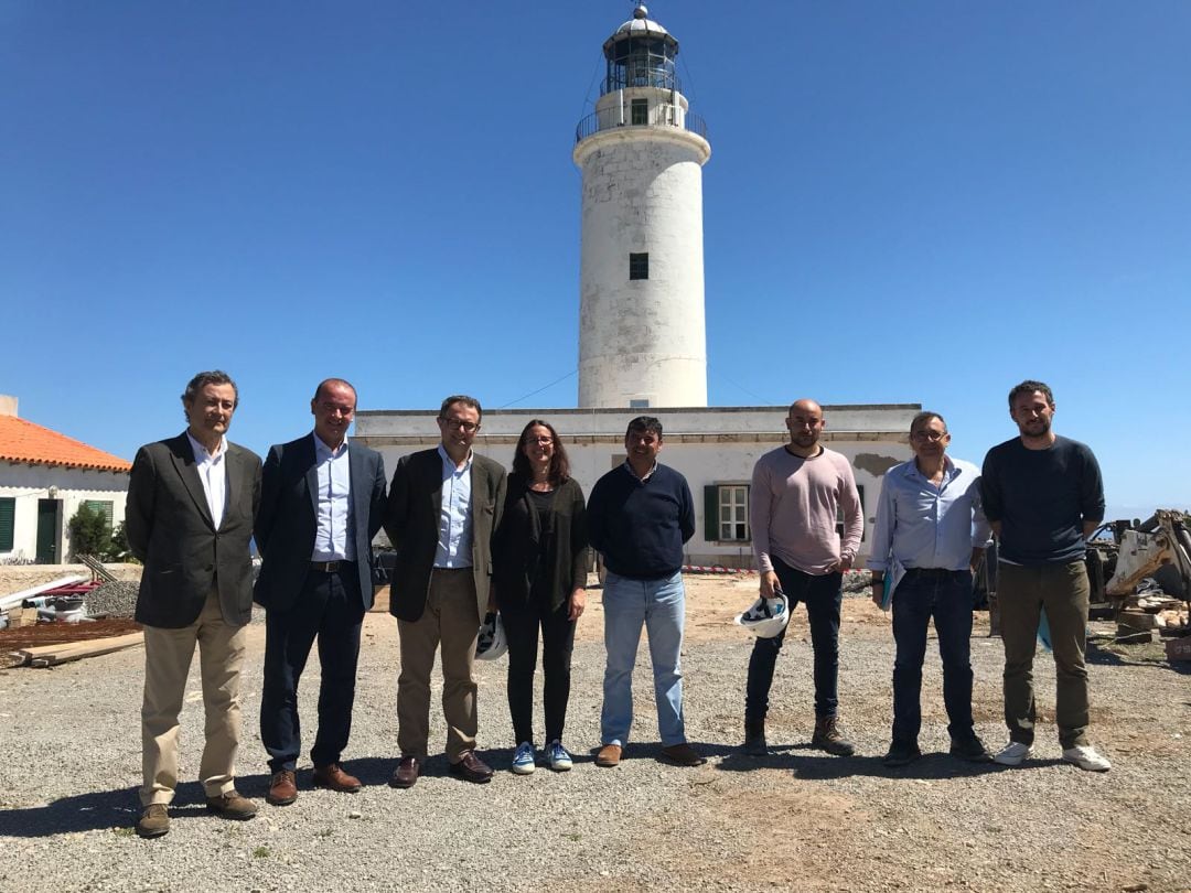 Imagen de archivo del faro durante una visita de Puertos y el Consell