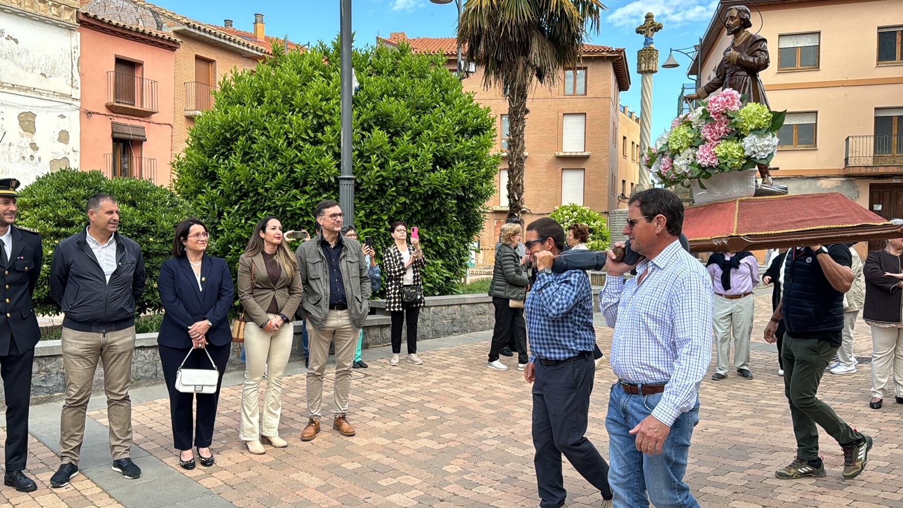 Los agricultores portaban la talla de su patrón desde la iglesia parroquial de San Pedro Apóstol hasta la plaza de España. Foto: Ayuntamiento de Binéfar