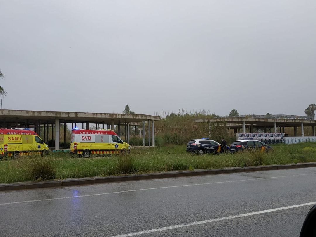 Ambulancias y policía en la zona donde han encontrado el cadáver de una persona 