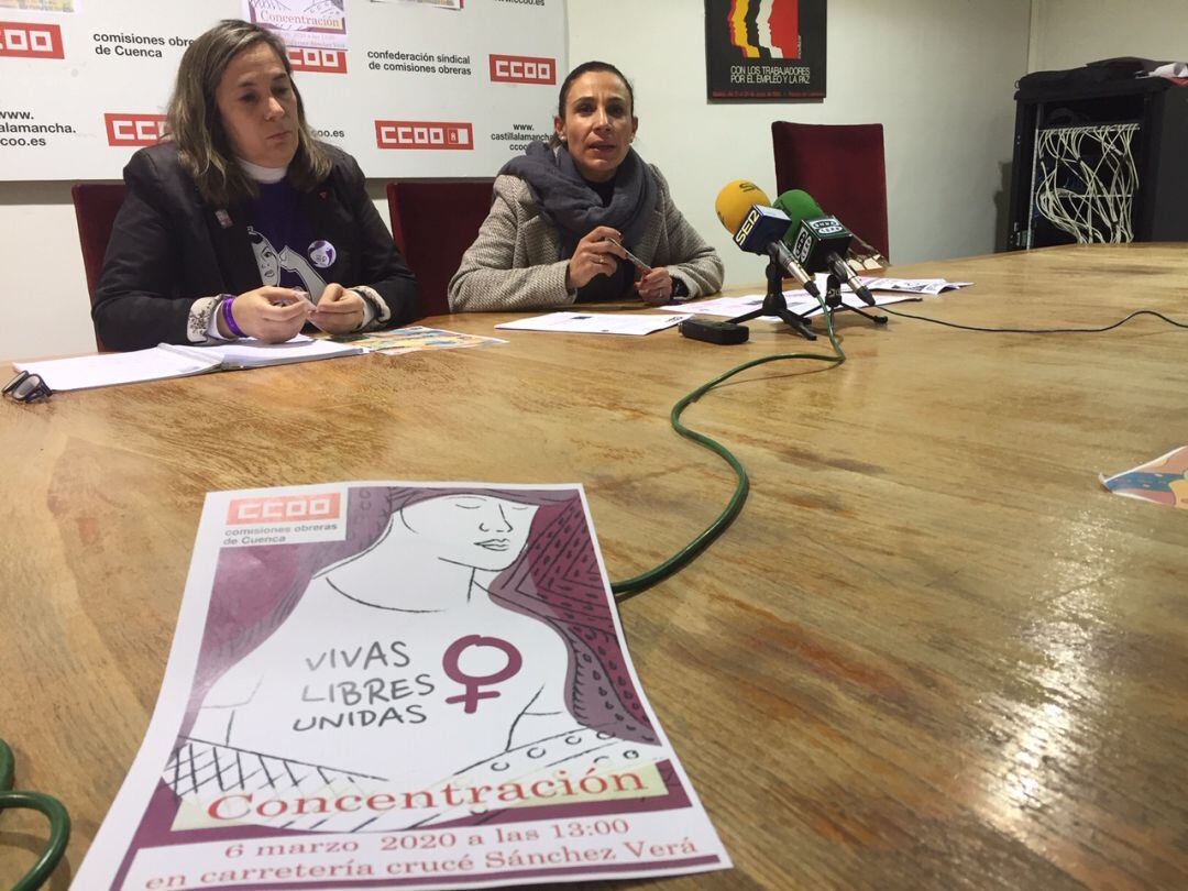 María José Mesas (d) y Laura Garrote (i), durante la rueda de prensa