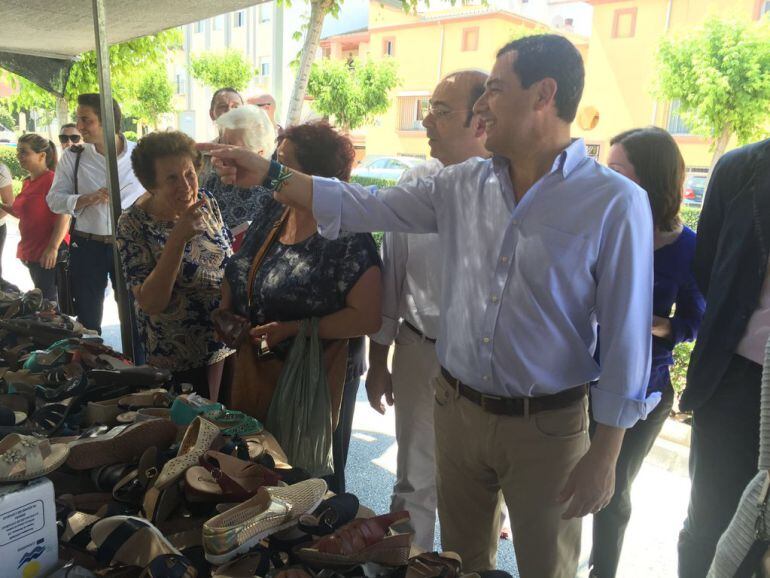 Juanma Moreno en el mercadillo de Atarfe(Granada)