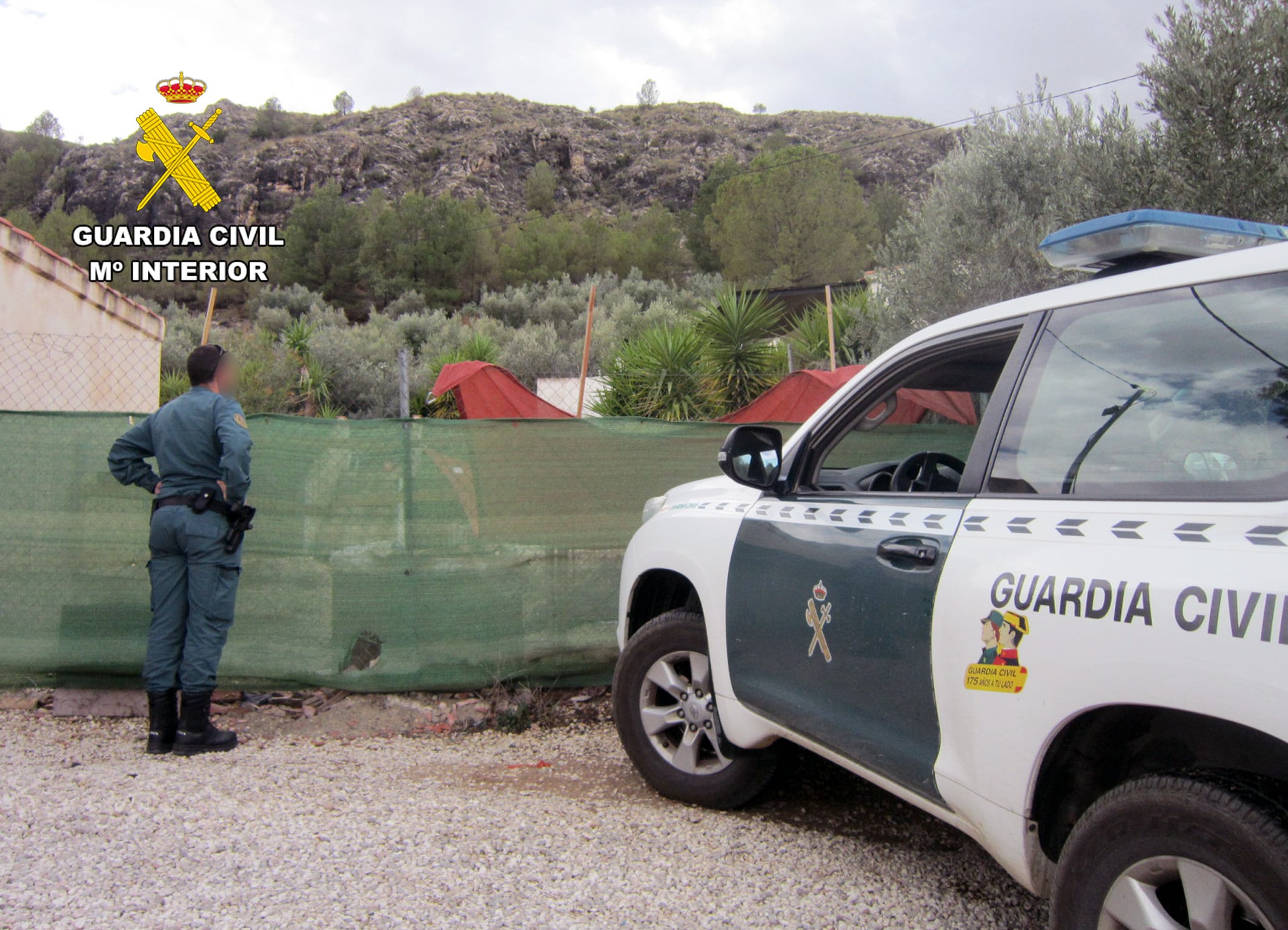 Foto de archivo de un agente de la Guardia Civil en una finca donde se desarrolló una operación contra el maltrato animal