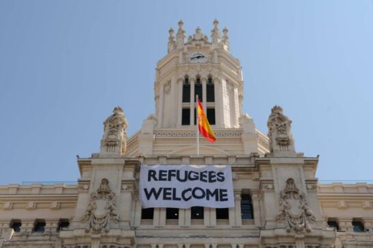 Cartel que reza &#039;Bienvenidos Refugiados&#039; en la fachada principal del ayuntamiento de Madrid