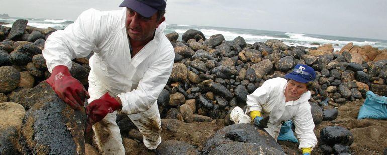 Limpieza del chapapote del Prestige cerca de cabo Vilán