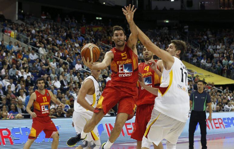 Rudy Fernández entra a canasta ante el pívot de Alemania, Tibor Pleiss