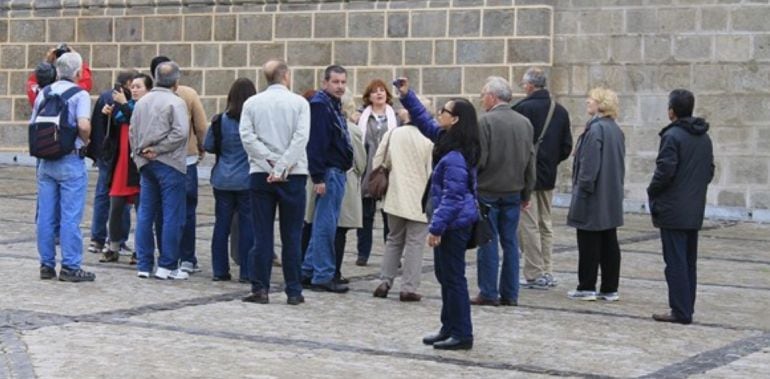 Un grupo de turistas contemplan el Monasterio de San Juan de los Reyes en Toledo