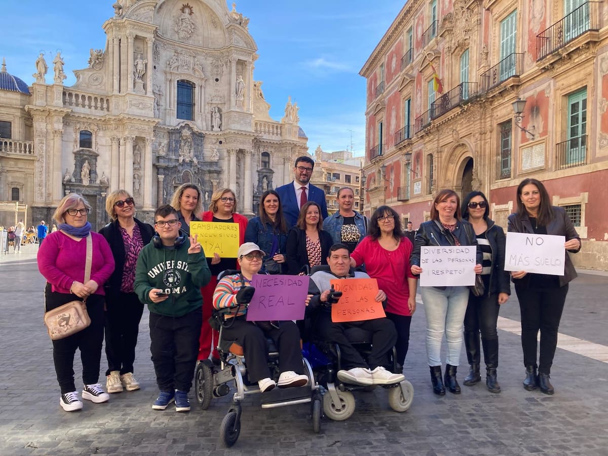 "Mi hijo tiene 12 años y siente vergüenza cuando le tengo que cambiar el pañal en mitad de la calle"
