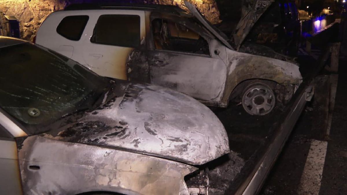 La Policia investiga l'incendi de tres vehicles a Aixirivall